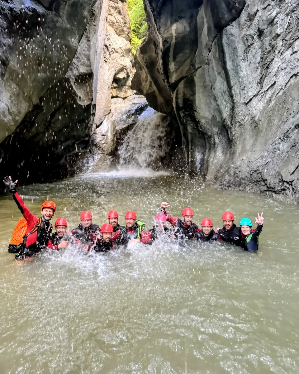 Private JGA-Canyoning-Gruppe mit ihren Guides