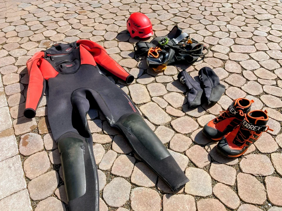 Vollständige Canyoning-Ausrüstung mit Neoprenanzug, Helm, Gurt und Schuhen