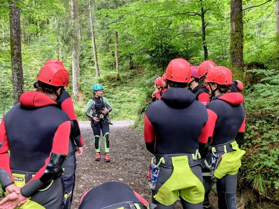 Sicherheits-Einweisung vor einer Canyoning-Tour
