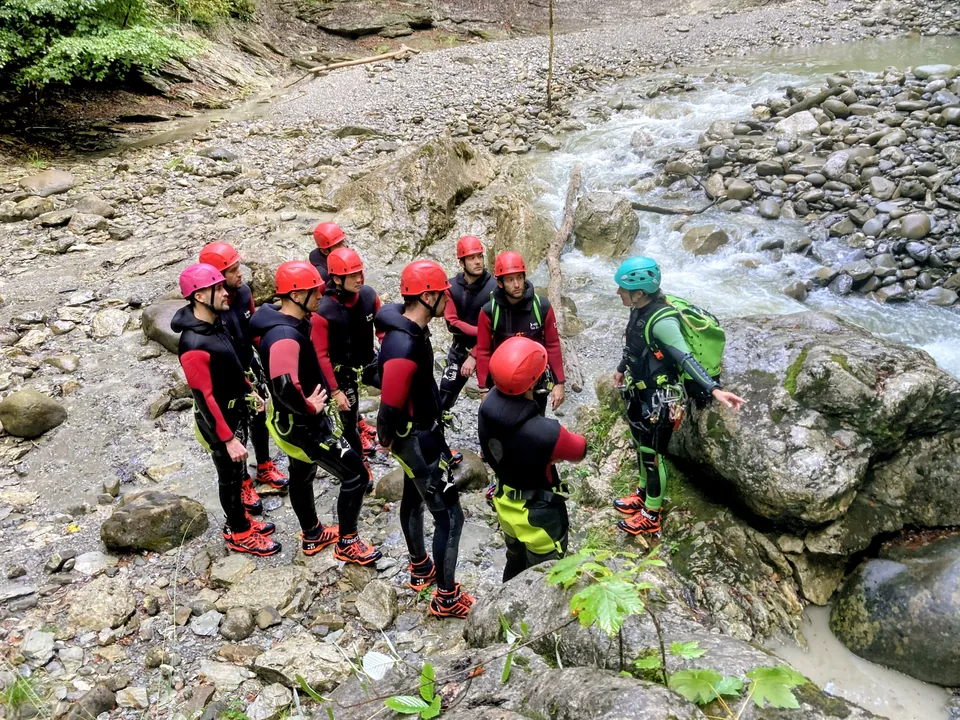 Guide erklärt der Gruppe den nächsten Abschnitt