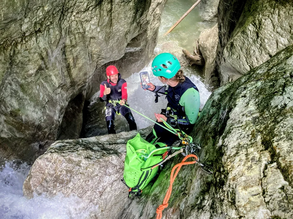 Guide fotografiert eine Canyoning-Gruppe