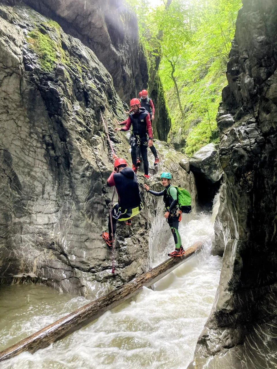 Canyoning-Teilnehmer beim Abklettern