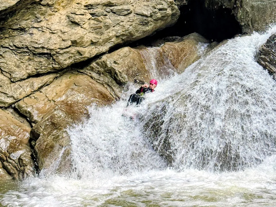 Natürliche Wasserrutsche beim Canyoning