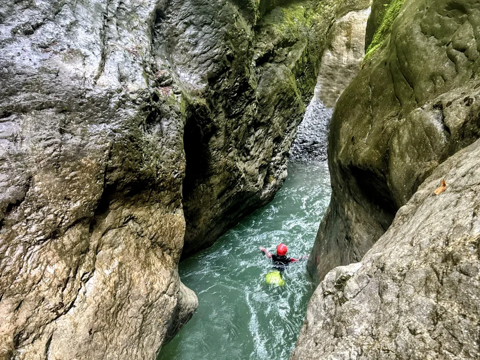 Schwimmen durch eine Wasserpassage in der Kobelache
