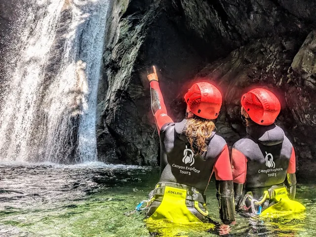 Wasserfall beim Canyoning im Tessin